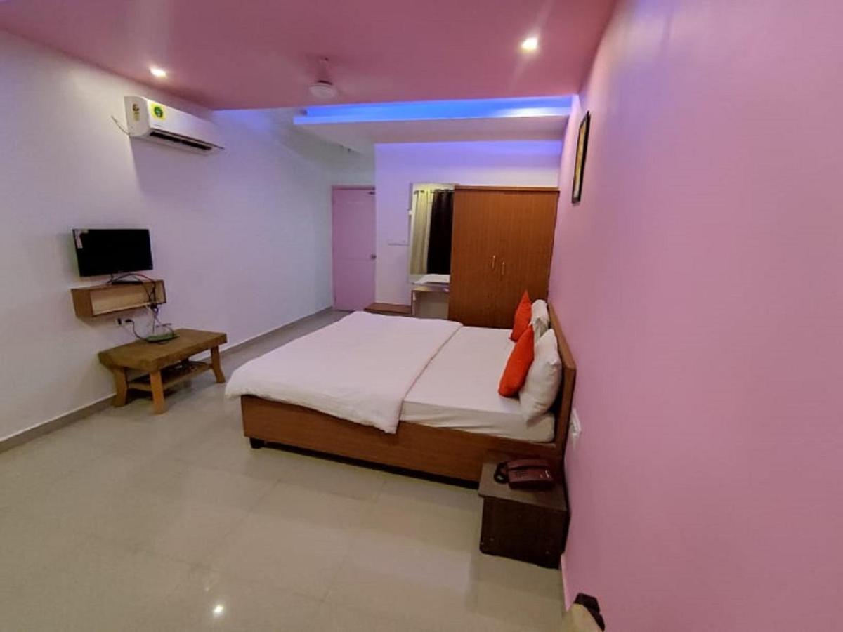 Hotel Krishna Pardi Екстер'єр фото