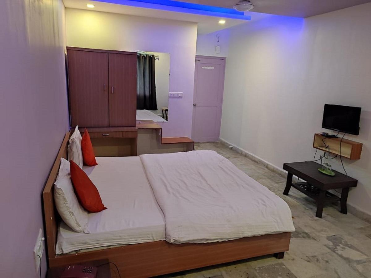Hotel Krishna Pardi Екстер'єр фото