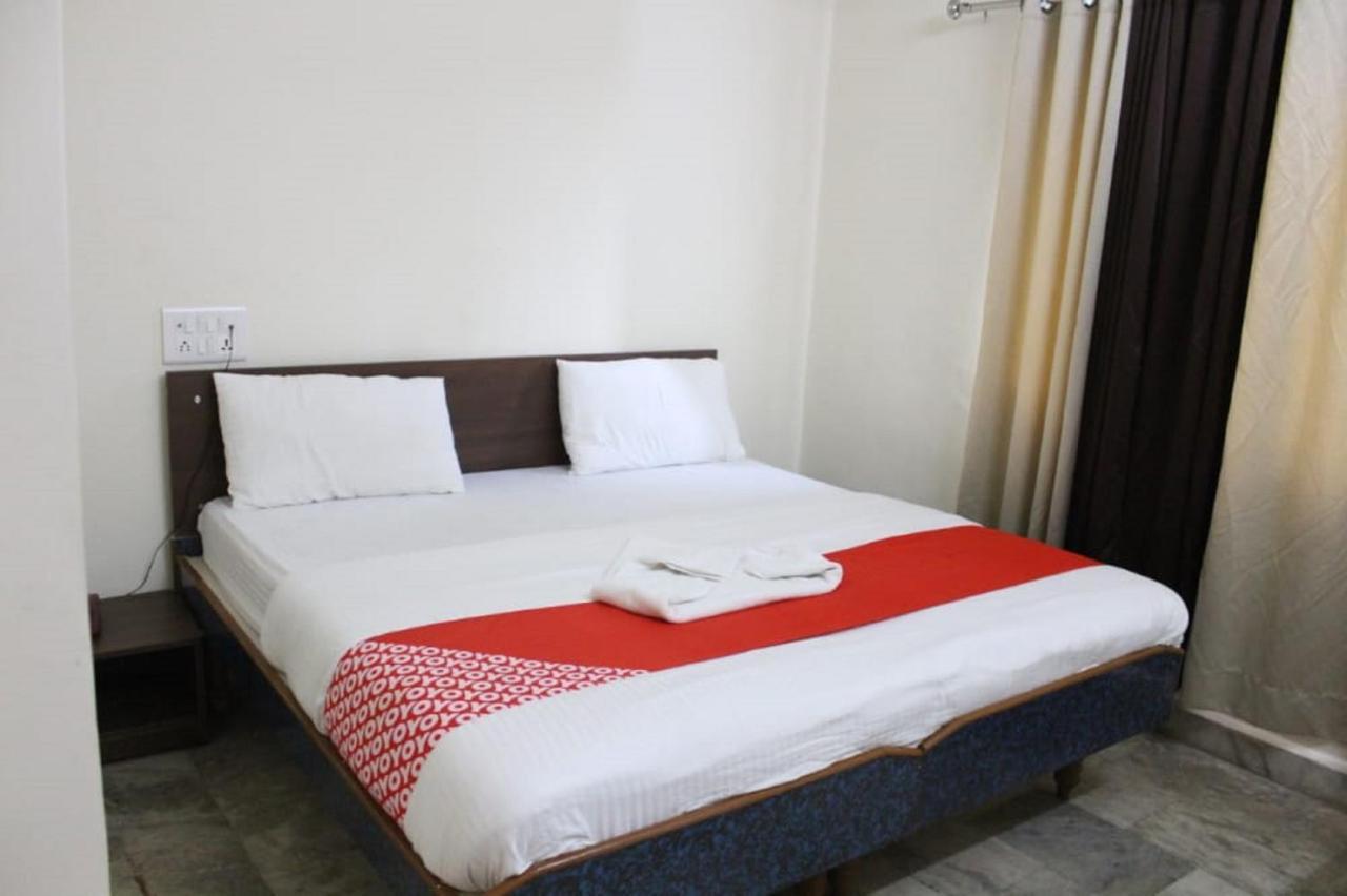Hotel Krishna Pardi Екстер'єр фото