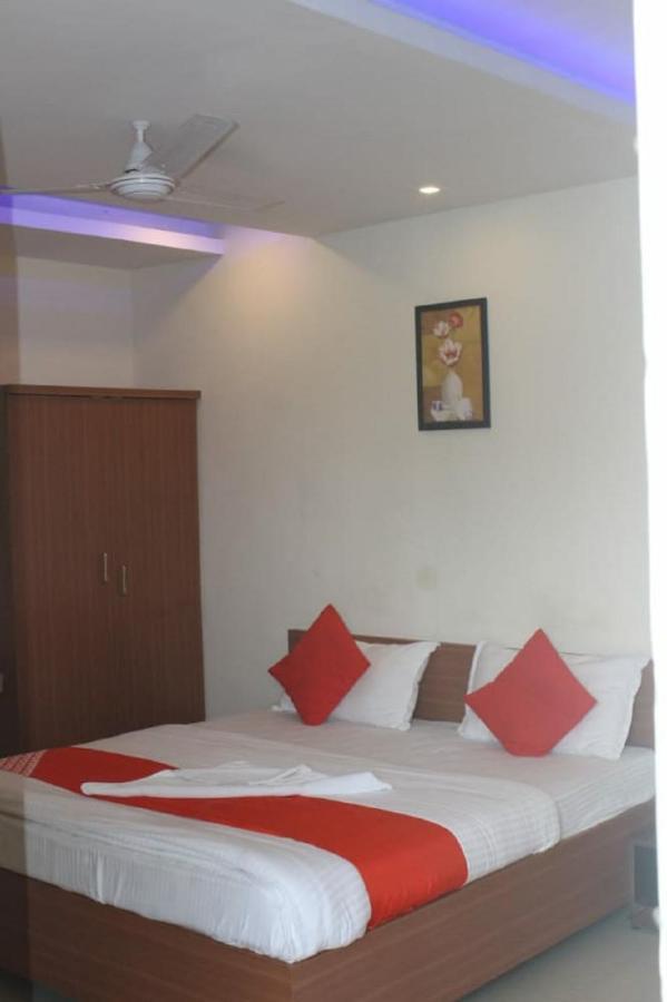 Hotel Krishna Pardi Екстер'єр фото